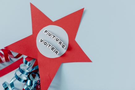 A star with ribbons that says Future Voter.